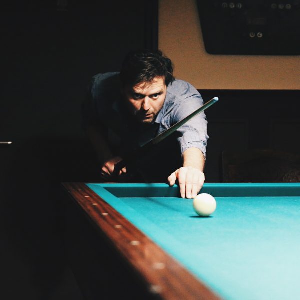 Freek aan het biljart Freek aan het biljart