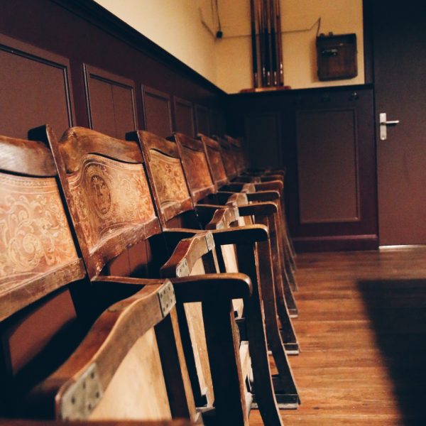 Lege stoelen in het café Lege stoelen in het café